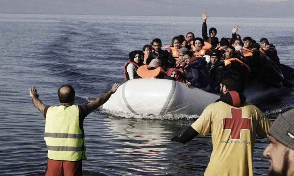 Αναστάτωση στο Λιμενικό: Λαθροδιακινητής «κάρφωσε» σκάφος με 90 άτομα στο Πρασονήσι